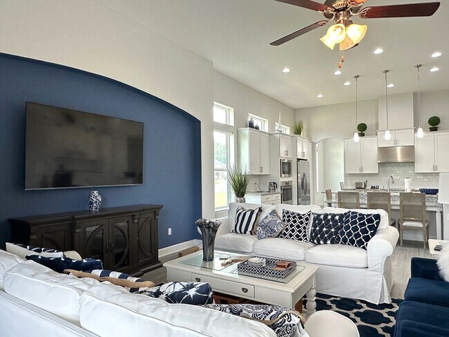 Building Photo - Fully Furnished, Stunning 4/4, Available I...