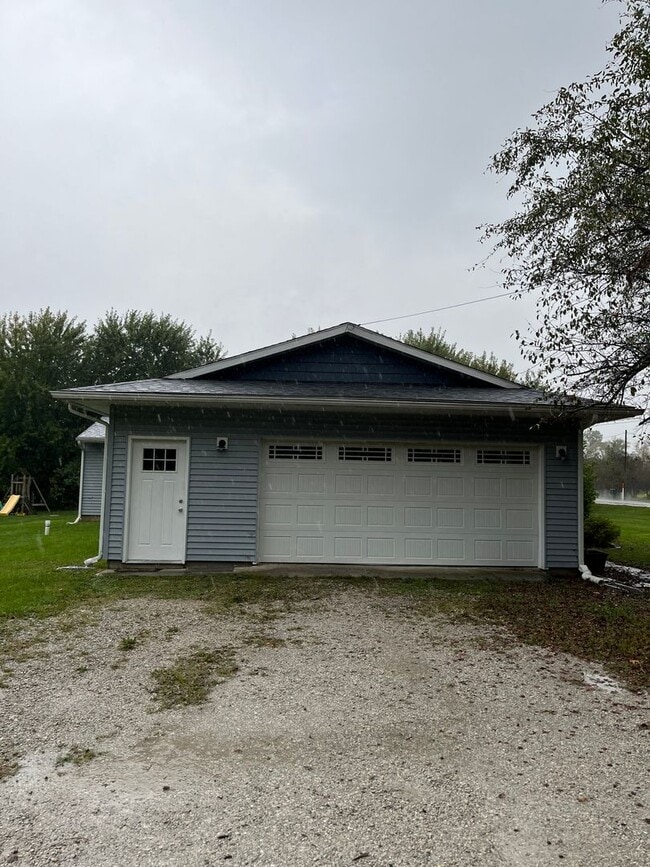 Building Photo - Beautiful home, rural setting but close to...