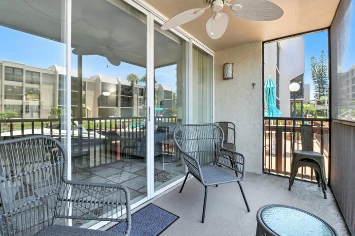 Building Photo - 6 Royal Palm Way