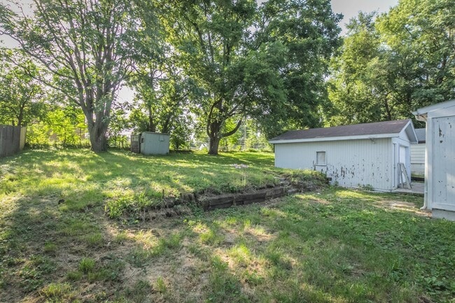 Building Photo - Wonderful 2 bedroom home with garage