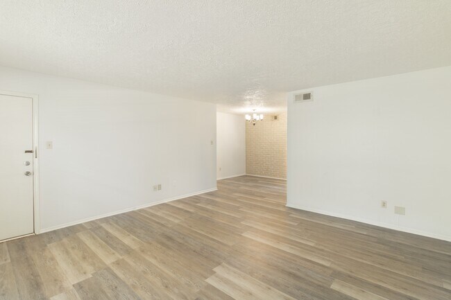 Building Photo - 429 N Post Oak Ln