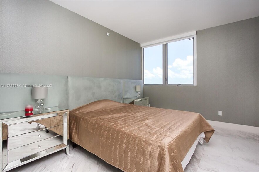 Building Photo - 1300 Brickell Bay Dr