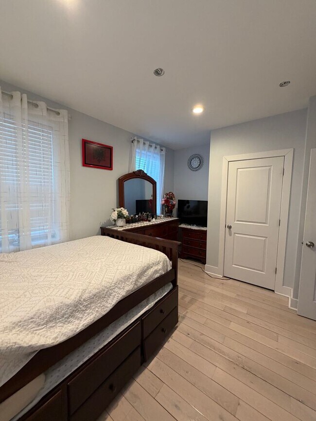 Building Photo - Move-In Ready 4BR Home in the Heart of Port Richmond!