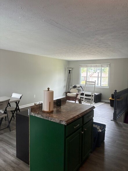 Building Photo - 744 Maplewood Ln