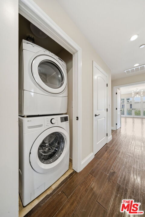 Building Photo - 320 S Swall Dr