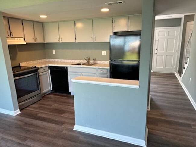 Building Photo - Renovated 2 Bedroom Townhouse East Henrico Area