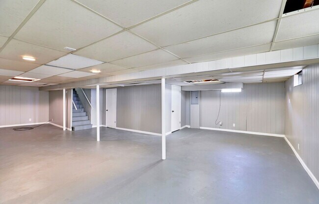 Building Photo - 2365 N Pointe Ln