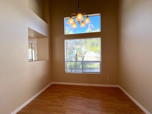 Building Photo - 4 bed, 3 bath located in Corona, CA!