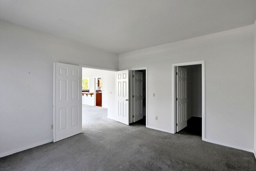 Building Photo - 60 Fairway Ln