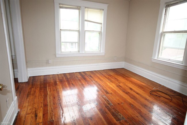 Building Photo - 5 br, 2 bath House - 615 Village St