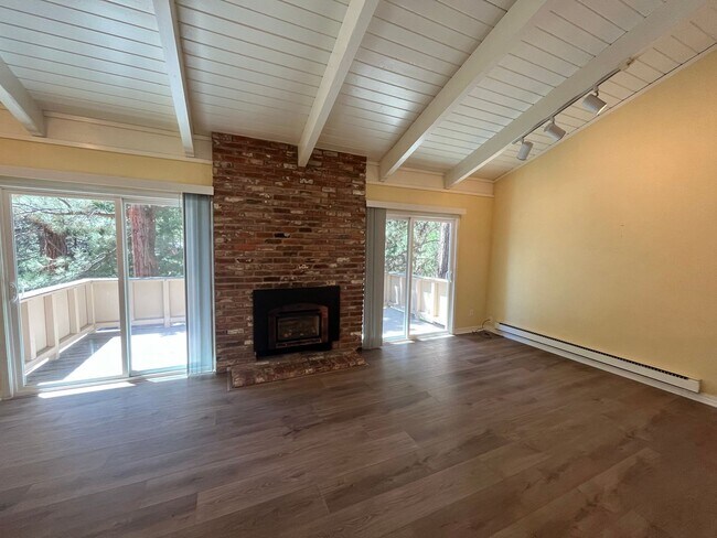 Building Photo - Available Now! 4 bedroom, 2.5 bath unit