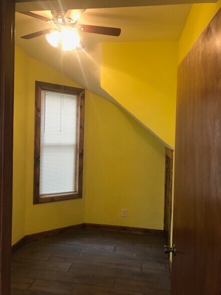 Building Photo - 3713 W Shakespeare Ave