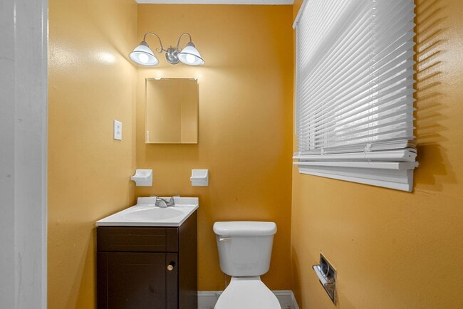 Building Photo - 3 Bedroom 2 Bath Dog Friendly Home For Rent Near Providence Blvd.