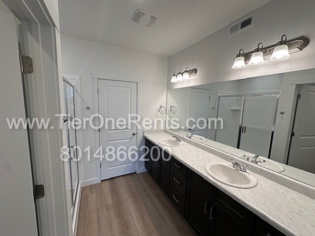 Building Photo - Move-in special:  First month's rent free!