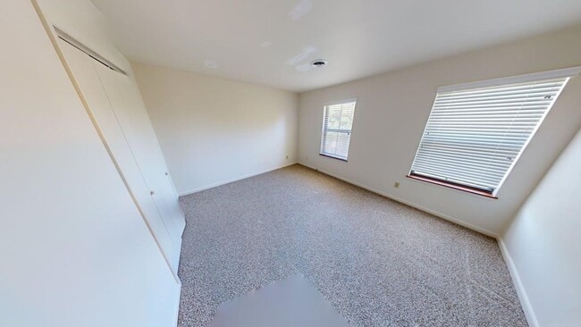 Building Photo - River Run Condo!