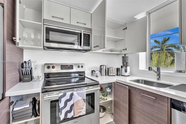 Building Photo - 9901 E Bay Harbor Dr