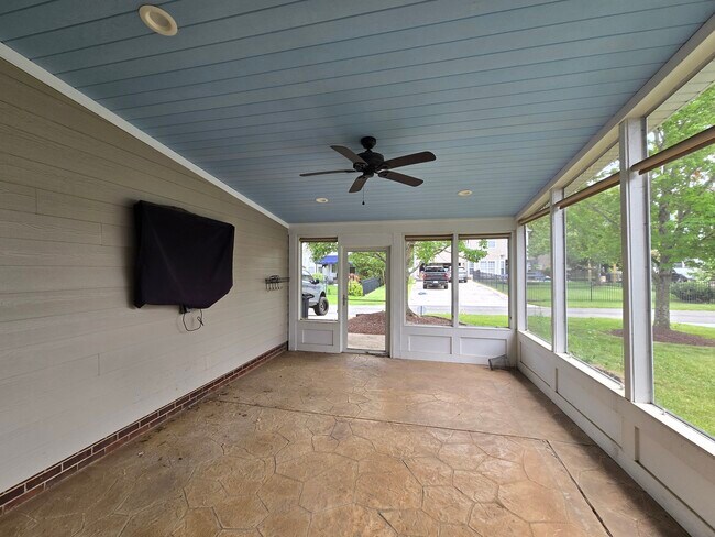 Building Photo - 8014 Ladys Secret Dr