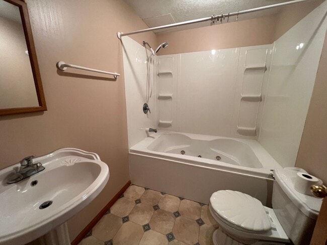 Building Photo - Gorgeous 5 Bed, 2.5 Bath Single-Family Home!