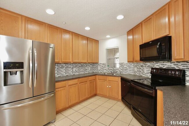 Building Photo - Beautiful 3/2.5 Spacious Townhome with a 2...