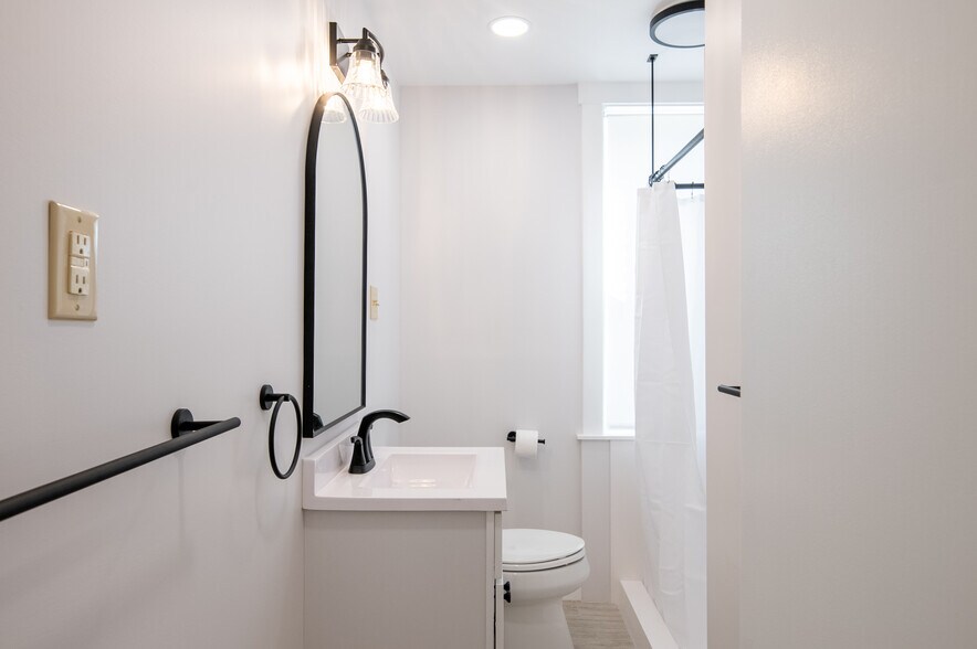 Building Photo - 910 E Bellevue Ave