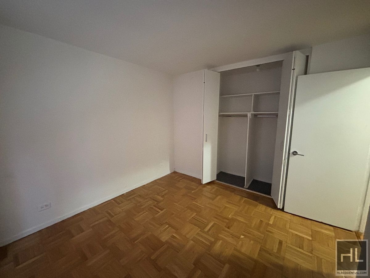 Building Photo - 5 AVENUE