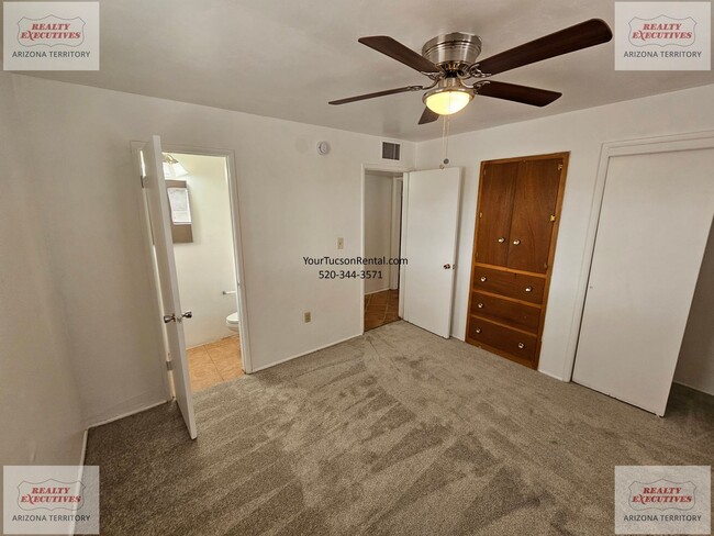 Building Photo - Grant & Silverbell Rd 3/1.5 with A/C $500 Security Deposit
