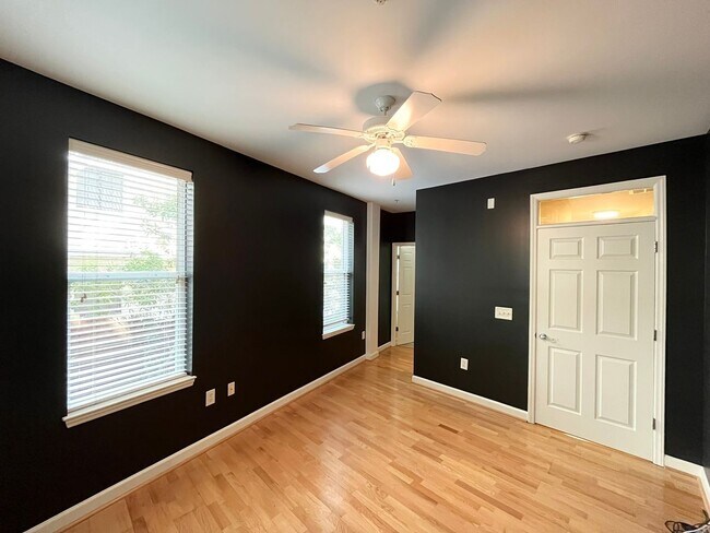Building Photo - Spacious 2BD, 2BA Condo in a Prime Locatio...