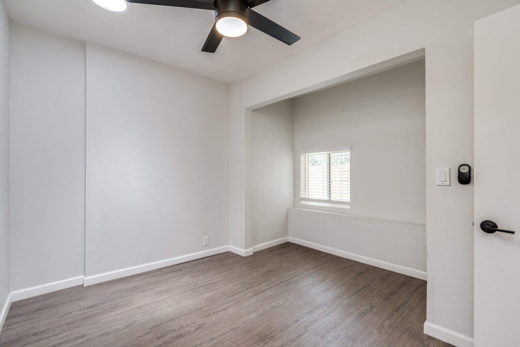 Building Photo - 1132 E Florita St