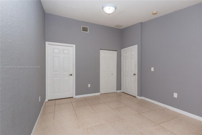 Building Photo - 3944 SW 48th Ave
