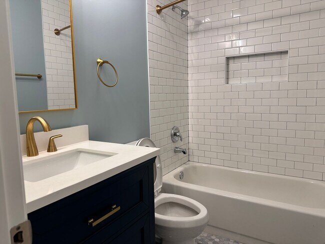 Building Photo - Renovated Kingstowne Townhouse | 3 Beds, 2...