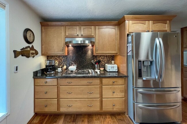 Building Photo - Fully Furnished Home