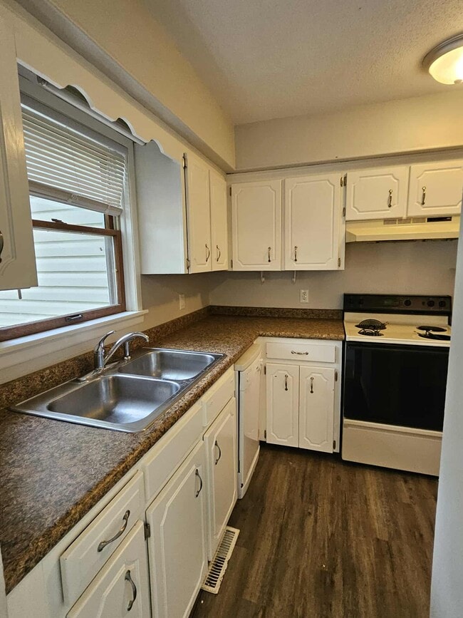 Building Photo - 203 Country Villa Ln
