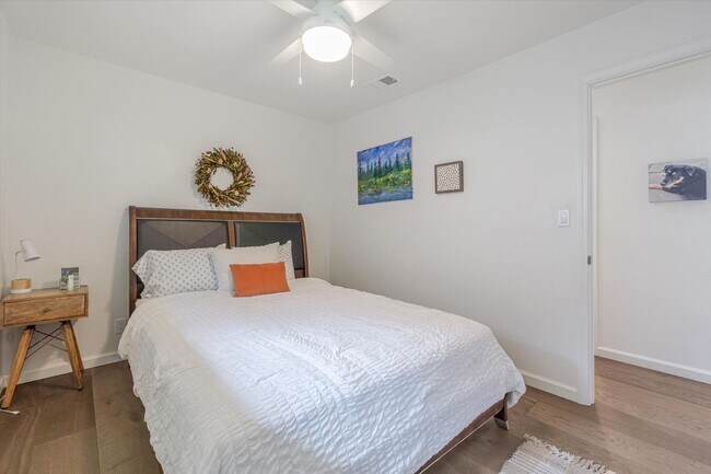 Building Photo - Freshly Renovated, End Unit Town-House Ava...