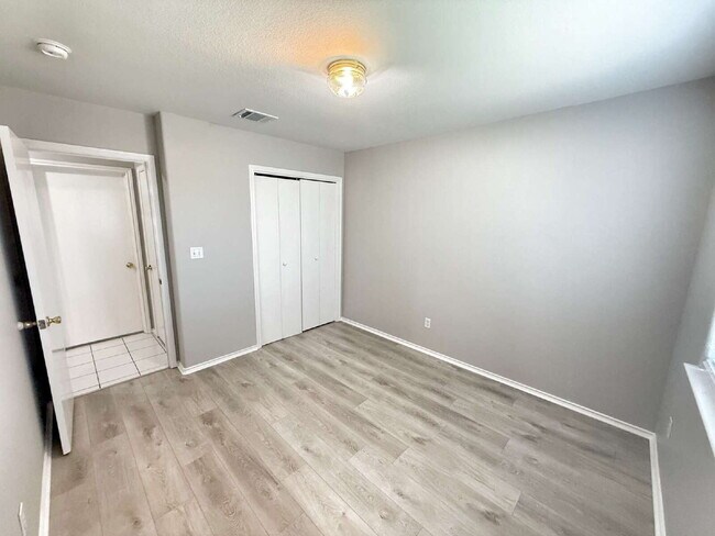 Building Photo - 3 Bedroom, 2 Bath Duplex with Yard Care Pr...
