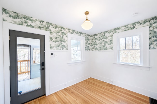 Building Photo - Charming Asheville Cottage!