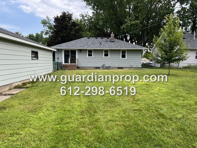 Building Photo - Shoreview House Available September 1st, U...