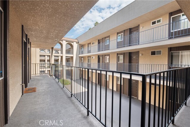 Building Photo - 433 S Manhattan Pl