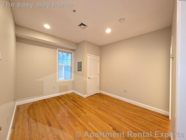 Building Photo - 466 Green St