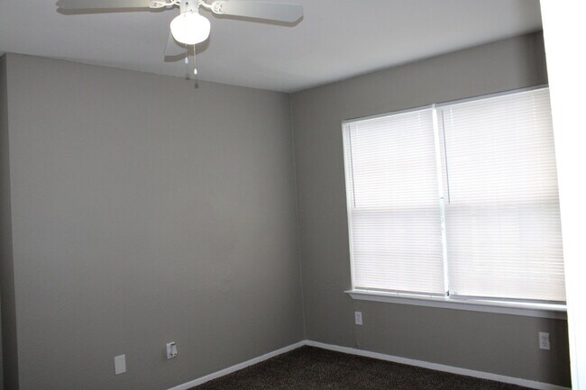 Building Photo - 526 Glen Cove St