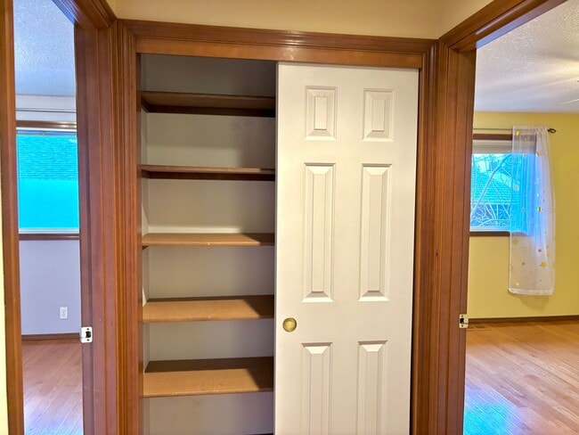 Building Photo - Spacious Ranch Style Home w/ private patio and yard, 2 car garage and vaulted ceilings