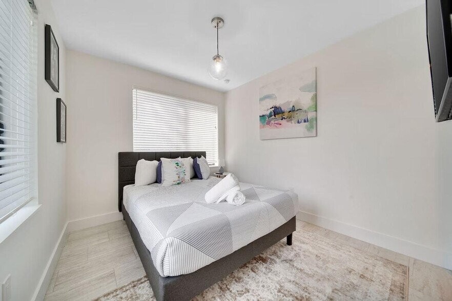 Building Photo - 1540 SW 22nd Ave