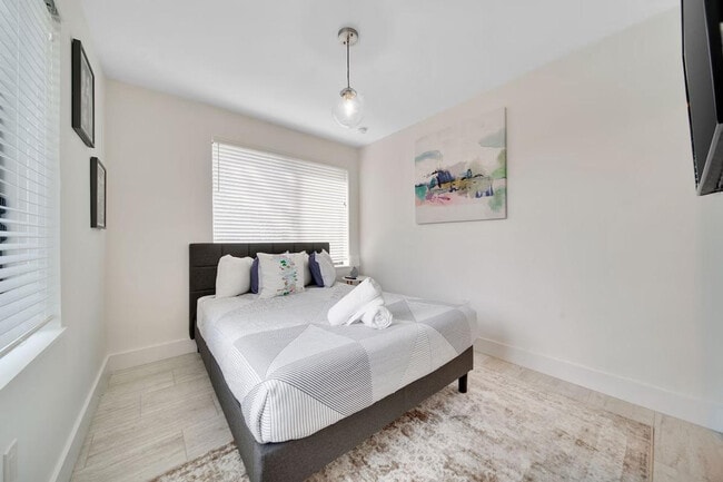 Building Photo - 1540 SW 22nd Ave