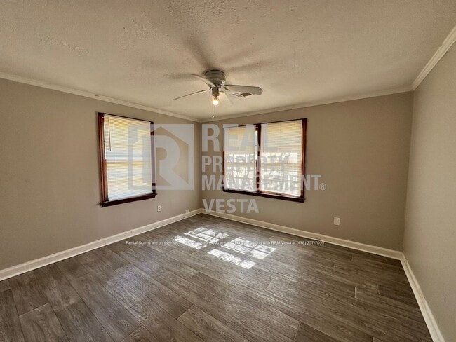Building Photo - 4085 Southview Dr