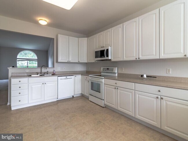 Building Photo - 31171 Mills Chase Dr