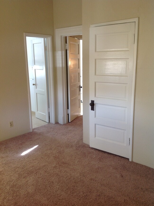 Building Photo - 2524 J St