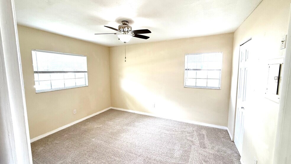 Building Photo - 3802 N Oak Dr