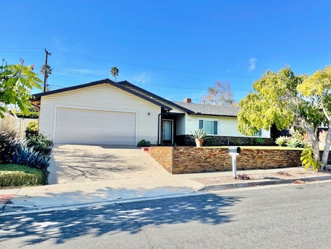 Primary Photo - Beautiful Single level home with 3/2 and f...