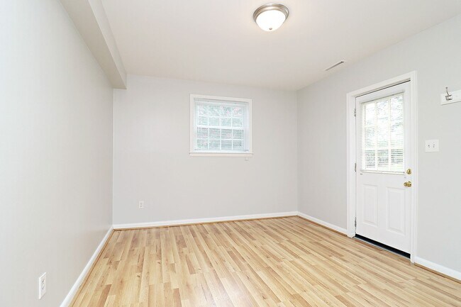 Building Photo - Convenient to Rt 29 & The Shops at Stonefield