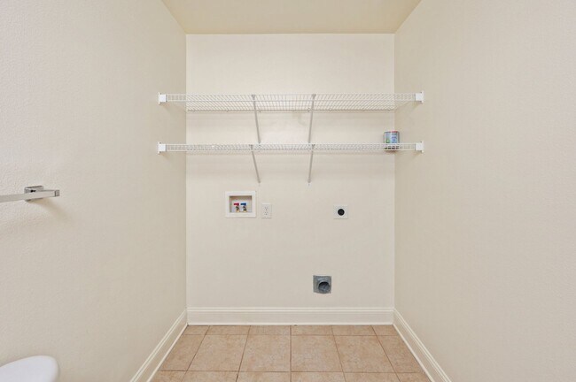 Building Photo - 2 Bedroom Townhouse in Crestview!