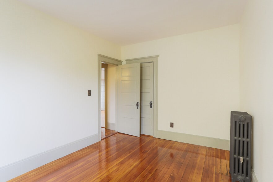 Building Photo - 31 Roslyn St